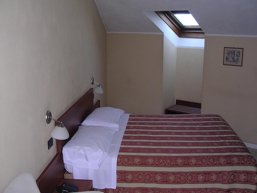 Cerrutihotel Vercelli Zimmer foto