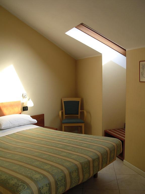 Cerrutihotel Vercelli Zimmer foto