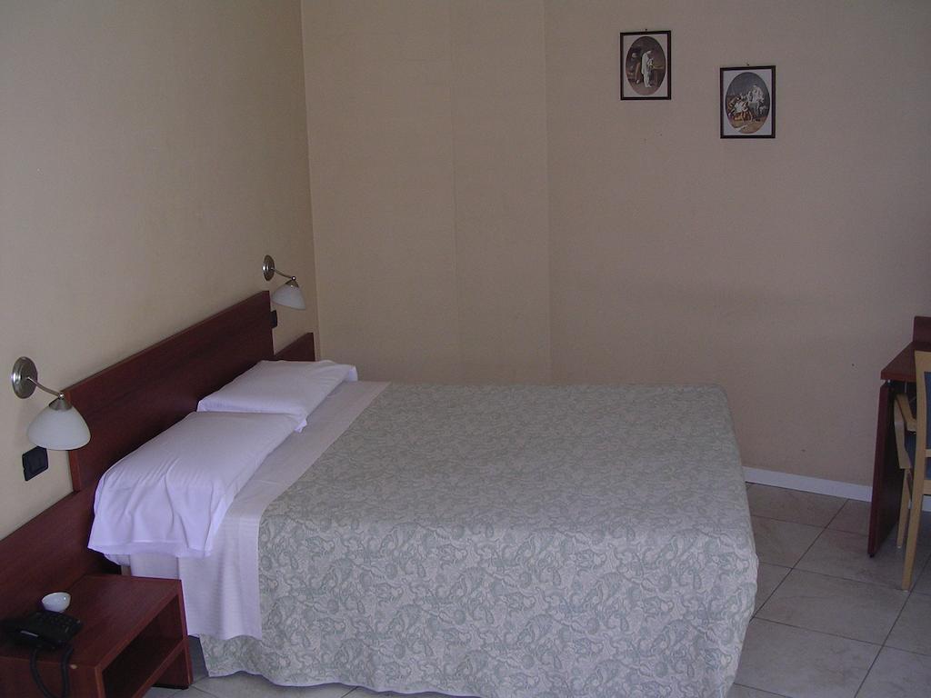 Cerrutihotel Vercelli Zimmer foto