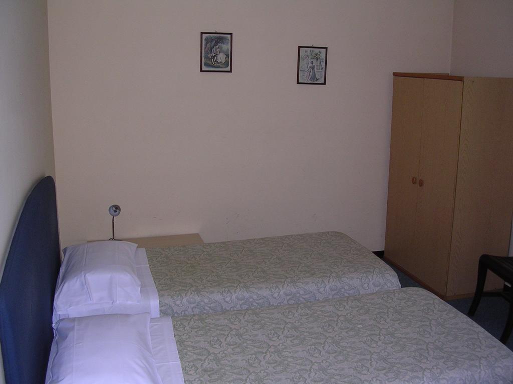 Cerrutihotel Vercelli Zimmer foto
